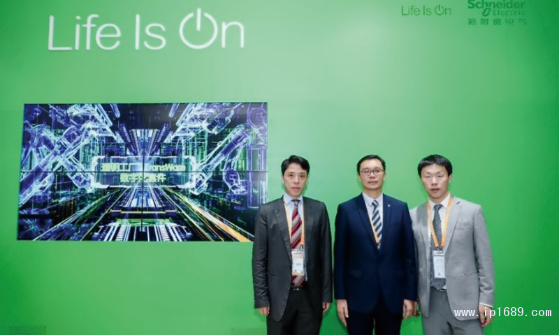 施耐德電氣高級副總裁、工業(yè)事業(yè)部中國區(qū)負責(zé)人龐邢?。ㄖ校?，施耐德電氣（中國）有限公司工業(yè)事業(yè)部智能制造負責(zé)人李凱（左），施耐德電氣（中國）有限公司工業(yè)事業(yè)部控制與驅(qū)動業(yè)務(wù)部總經(jīng)理胡曉（右）