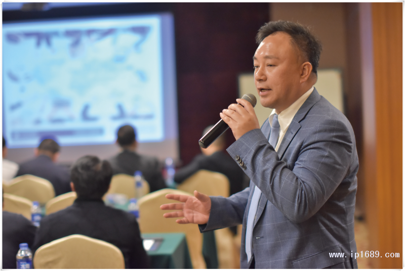 順德考特斯CEO陳俊添先生（圖一）與考特斯德國總部銷售總監(jiān)Alain-Cappelle（圖二）致歡迎辭及作公司介紹：擁有80多年歷史的考特斯是全球第一家生產(chǎn)商用擠出吹塑成型機(jī)的制造商，也是世界最大的擠出吹塑成型機(jī)械設(shè)備供應(yīng)商之一。-(1)