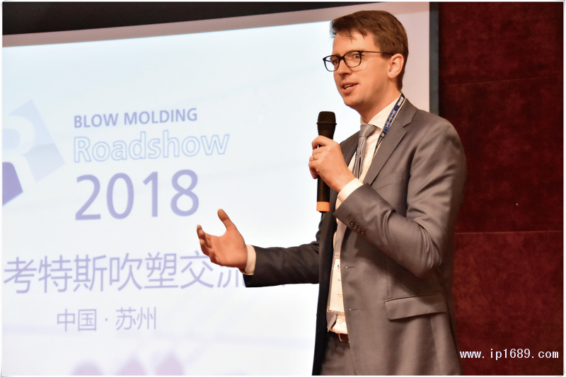 順德考特斯CEO陳俊添先生（圖一）與考特斯德國總部銷售總監(jiān)Alain-Cappelle（圖二）致歡迎辭及作公司介紹：擁有80多年歷史的考特斯是全球第一家生產(chǎn)商用擠出吹塑成型機(jī)的制造商，也是世界最大的擠出吹塑成型機(jī)械設(shè)備供應(yīng)商之一。-(2)