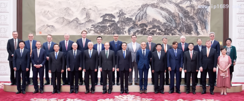 ABB集團(tuán)董事長(zhǎng)兼CEO傅賽先生(第二排右四)