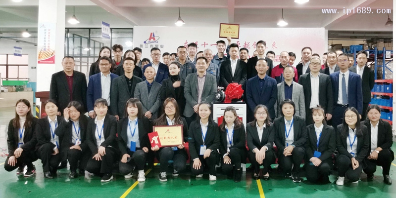 奧德集團領(lǐng)導(dǎo)、嘉賓與奧蘭克團隊合影留念