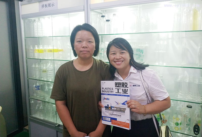 廣州南沙區(qū)東涌飛億達(dá)塑料制品廠廠長(zhǎng)徐萍(左)