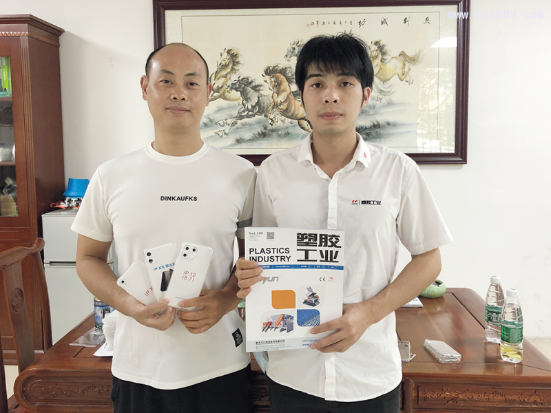 塑潤塑料制品廠總經(jīng)理謝茂勝(左)