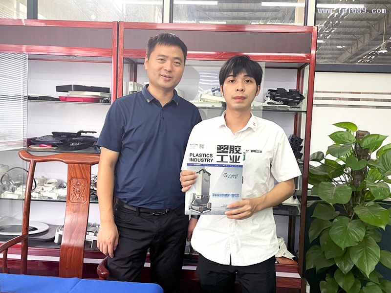 廣東賽普電器制造有限公司BMC項目經(jīng)理鄒外平(左)