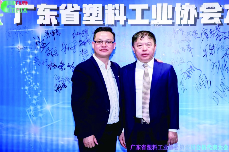 廣東省塑料工業(yè)協(xié)會(huì)會(huì)長(zhǎng)、金發(fā)科技股份有限公司副董事長(zhǎng)首席戰(zhàn)略官李建軍（右）與《塑膠工業(yè)》總經(jīng)理徐森（左）