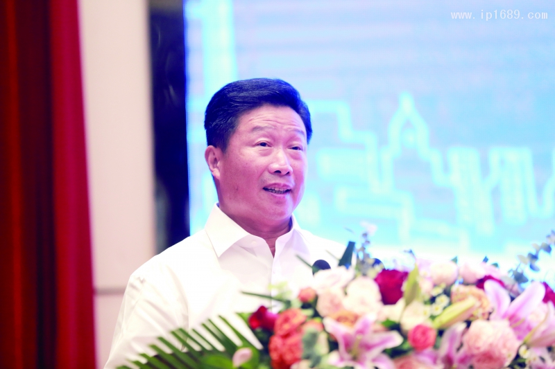 江蘇省塑料加工工業(yè)協(xié)會會長、江蘇雙星彩塑新材料股份有限公司董事長吳培服