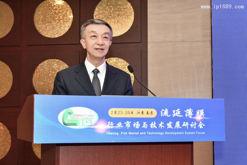 中國(guó)輕工業(yè)聯(lián)合會(huì)兼職副會(huì)長(zhǎng)、中國(guó)塑料加工工業(yè)協(xié)會(huì)理事長(zhǎng)朱文瑋