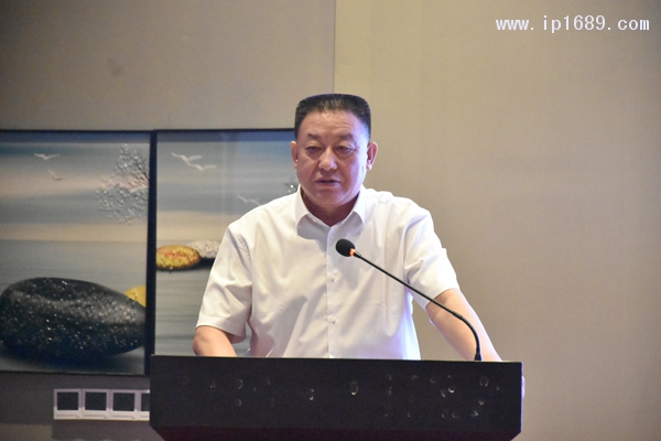 山西省塑料行業(yè)協(xié)會會長、中德投資集團(tuán)公司董事長程田青作工作報(bào)告