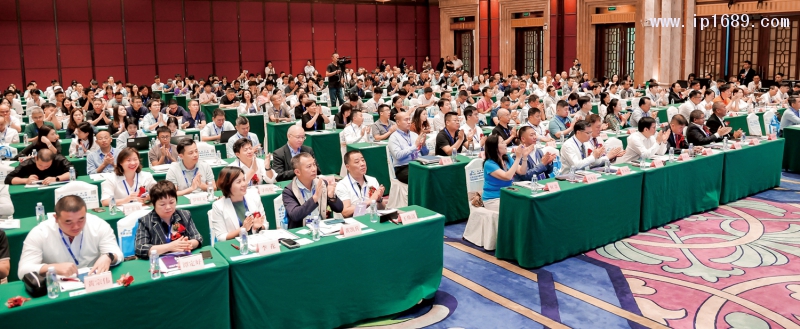 大會吸引了塑料行業(yè)產(chǎn)業(yè)鏈上下游超500名企業(yè)代表、專家、學(xué)者熱情參會