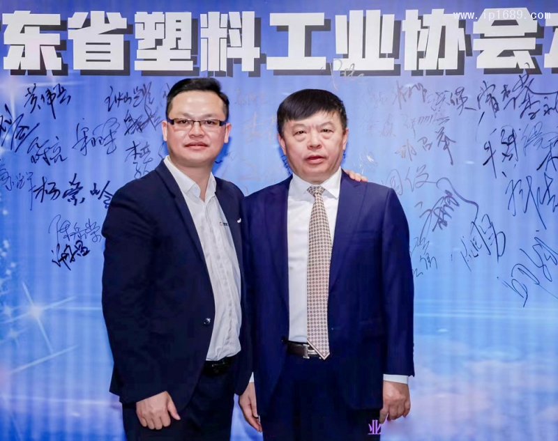 廣東省塑料工業(yè)協(xié)會會長、金發(fā)科技股份有限公司副董事長首席戰(zhàn)略官李建軍（右）與《塑膠工業(yè)》總經理徐森（左）