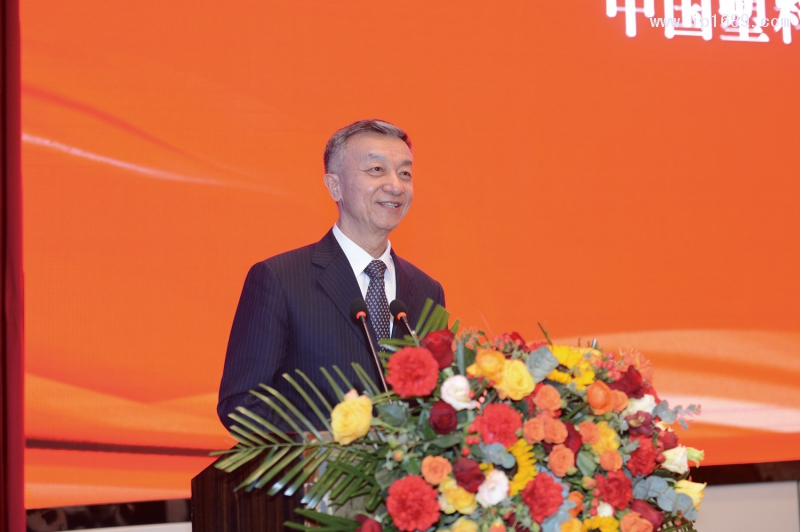 中國(guó)輕工業(yè)聯(lián)合會(huì)兼職副會(huì)長(zhǎng)、中國(guó)塑料加工工業(yè)協(xié)會(huì)榮譽(yù)理事長(zhǎng)朱文瑋